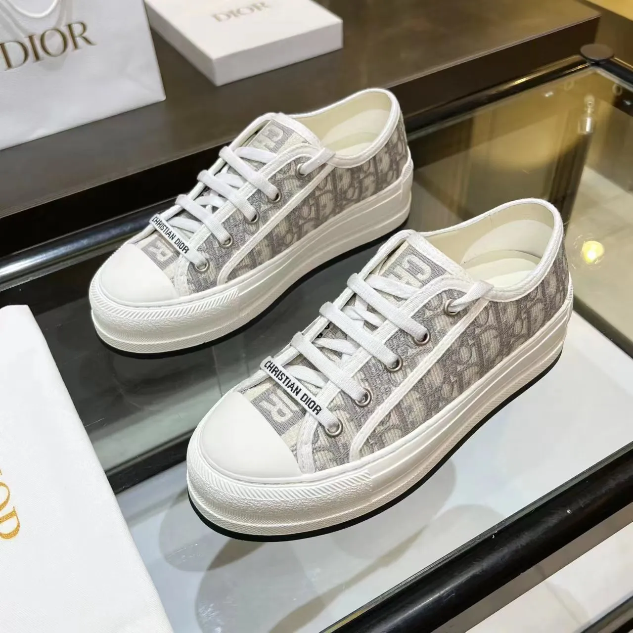 P520👟👟, Dijia's popular presbyopic thick-soled embroidery, the goddess model Dior's big hit in 2023, the upper inherits the classic presbyopic series, sheepskin lining, cowhide feet, rubber outsole is lightweight, the outsole is 5cm thick, allowing you to instantly grow your legs, super versatile, a must-have. Code number: 35-41 (34, 41, 42 can be customized) Tiger head series, black, gray, pink and blue, four colors